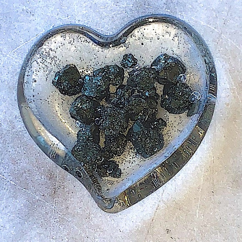 PYRITE NATURAL CHUNKS IN CLEAR RESIN HEART SHAPE NEW HEALING STONE - Picture 8 of 8